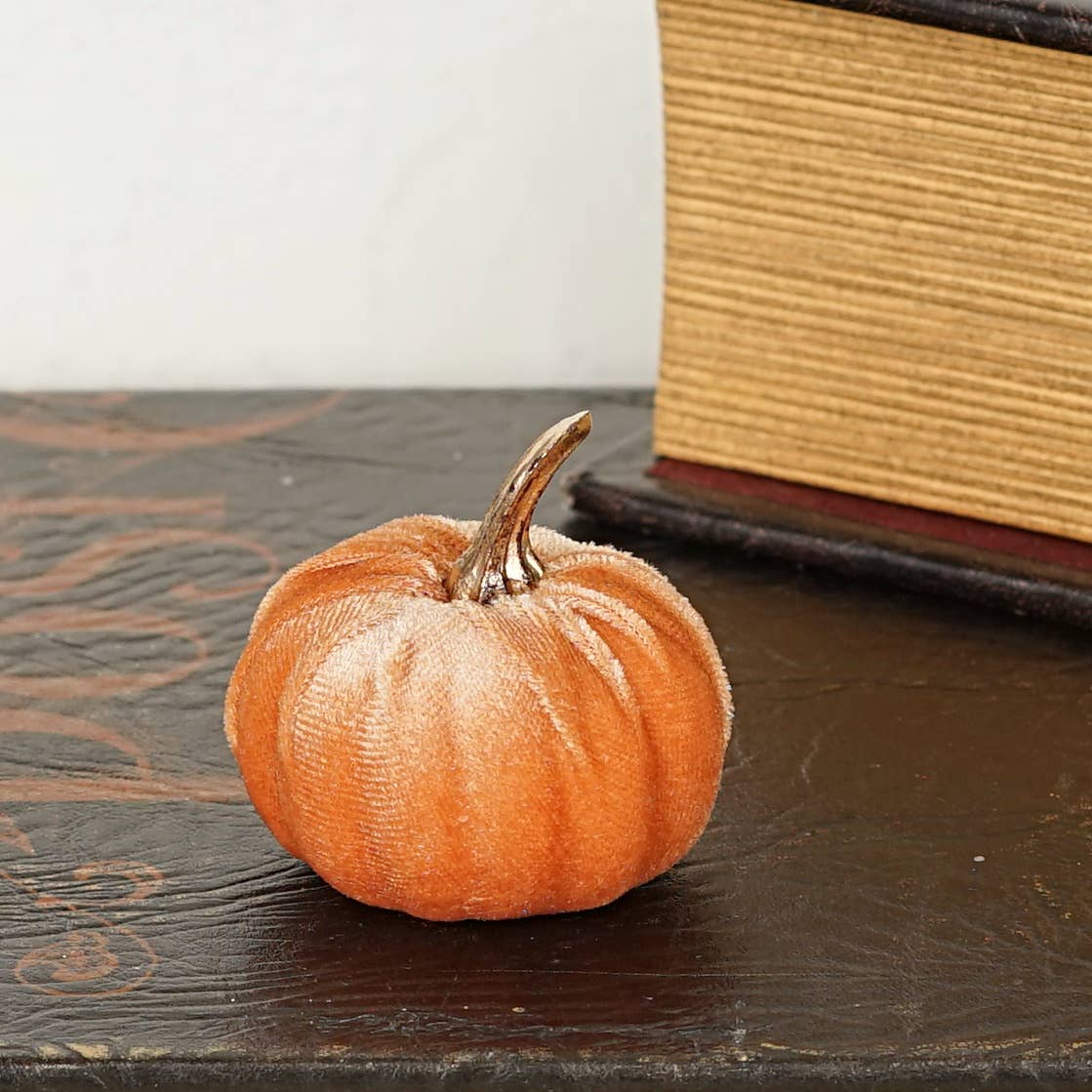 31346- Bag of 6 velvet 2in pumpkins w.golden stem-PEACH-