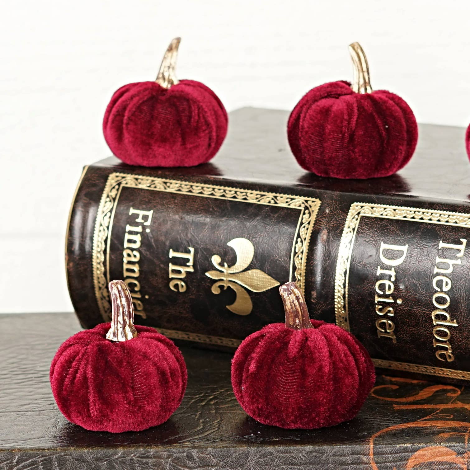 530836- Bag of 6 Burgundy velvet 2in pumpkins w.golden stem-